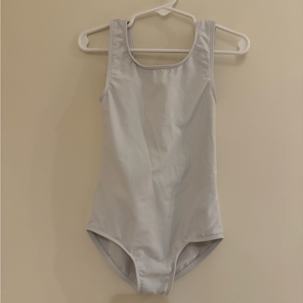 Wear Moi sleeveless ballet uniform.